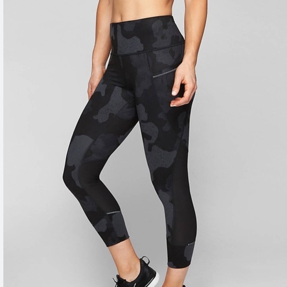 Athleta SHADOW‎ CAMO RELAY 2.0 CAPRI Size Small